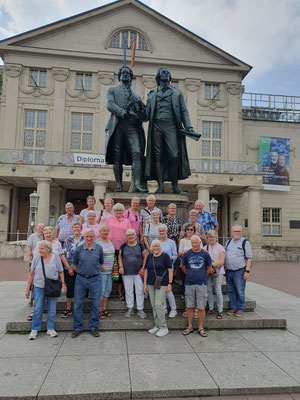 Gruppenfoto in Weimar vor Goethe und Schiller