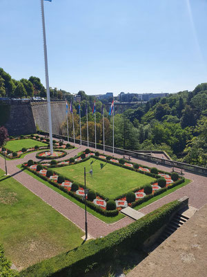 Platz der Verfassung mit Obeliskdenkmal