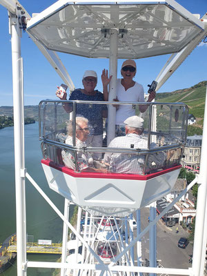 Emmi, Peter, Uschi und Karin im Riesenrad