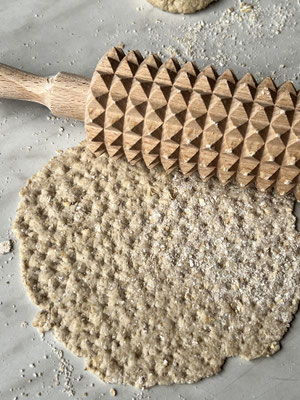 Nordic-Knäcke vorbereiten: Den Teig mit der Knäckebrotrolle gleichmäßig lochern