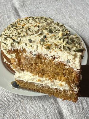 Glutenfreier Karottenkuchen angeschnitten – feine Krume, gefüllt mit Vanille-Buttercreme