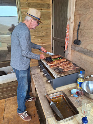 ...und der Chef am Grill.