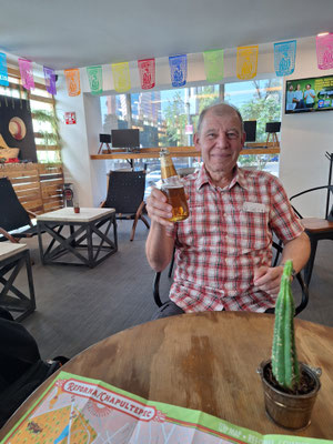 Das erste Bier im Hotel