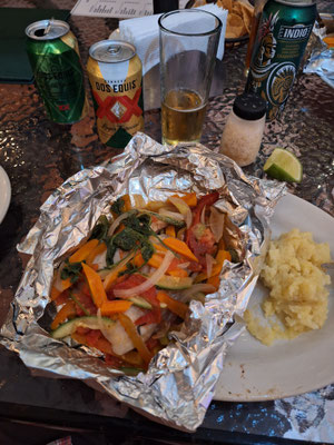 Fisch mit Gemüse in Folie