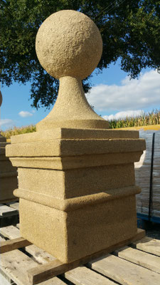 chapeau de pilier avec  moulure et  boule granit