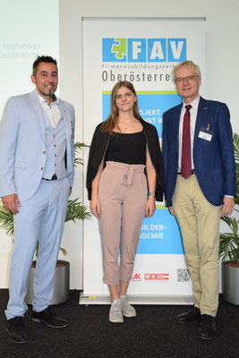 Teilnehmerin wird Urkunde auf der Bühne verliehen