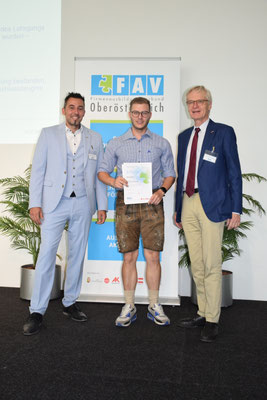 Teilnehmer wird Urkunde auf der Bühne verliehen