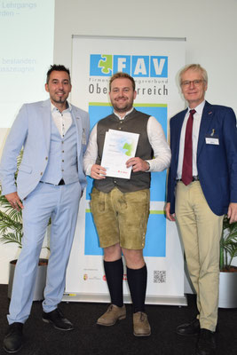 Teilnehmer erhält Urkunde auf der Bühne