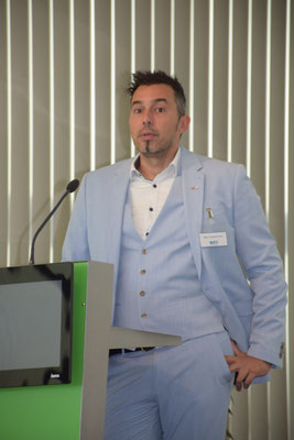 Redner vor Pult bei der Generalversammlung