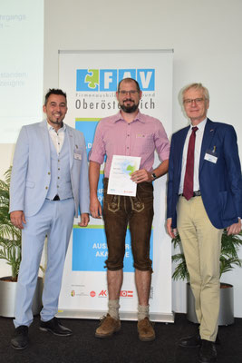 Teilnehmer erhält Urkunde auf der Bühne