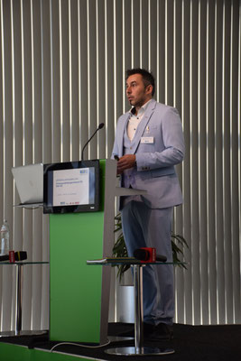 Redner am Pult bei der Begrüßung