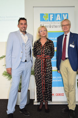 Teilnehmerin erhält Urkunde auf der Bühne