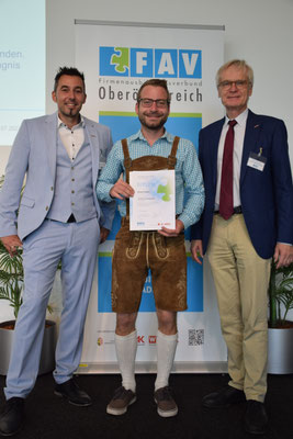Teilnehmer mit überreichten Zertifikat