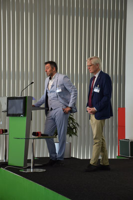 Rednerteam führt durch Diplomverleihung