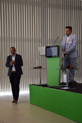 Präsentation bei Pult durch Mitglieder des FAV OÖ