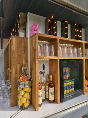 Innenansicht der Secco Princess Secco Ape mit hochwertigem Bar Setup, Gläsern und Aperitif Auswahl – professionelle mobile Bar Lösung für Firmenfeier, Corporate Event oder Sommerfest.
