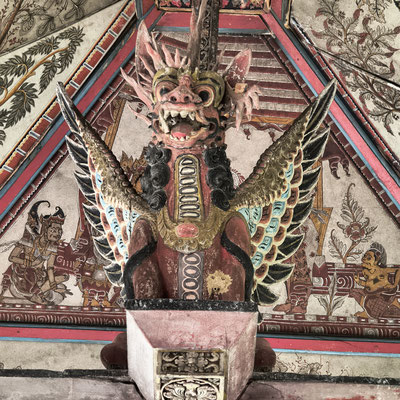 Houtsnijwerk van Balinese Barong (mytisch wezen)