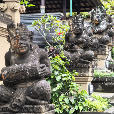een typische Balinese beeld , dat als decoratie dient in het dorp Penglipuran.