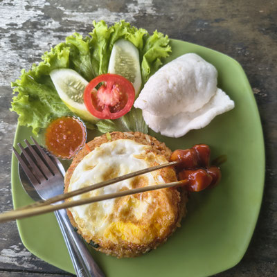 Nasi Goreng met sate, ei en kroepoek