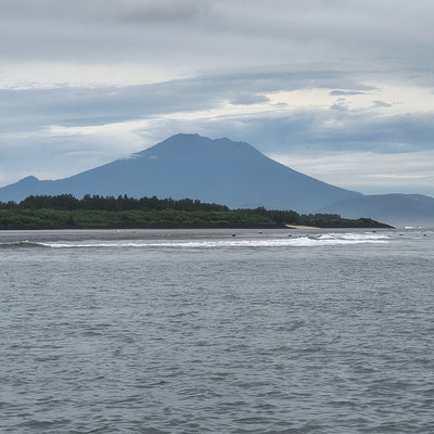 De Vulkaan Gunug Agung gezien vanaf het water