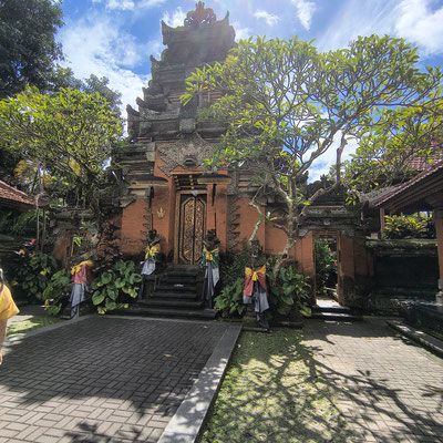 Poort in het koninklijk paleis in Ubud