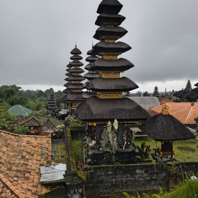 De tempel bevindt zich op de hellingen van de heilige vulkaan Mount Agung. 