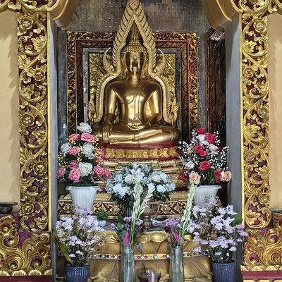 Gouden Boedhhabeeld in de boeddhistische tempel