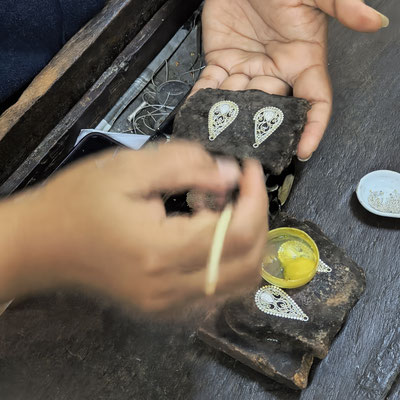 In Celuk bij het maken van zilveren sieraden