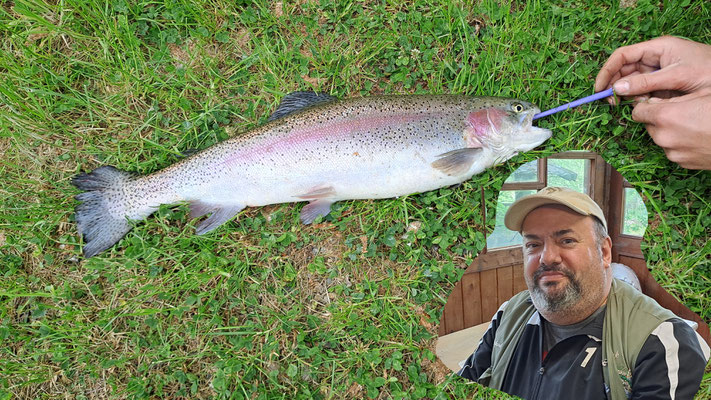 C'est Richard qui monopolise l'attention de la foule avec une prise de 67 cm et pesant 3,7 kg. Bravo Richard.