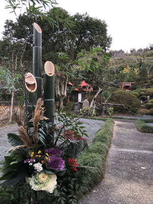 大きな門松、竹を切るところから