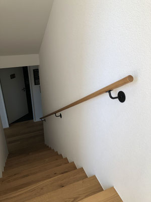 Echtholz-Handlauf, Eiche, Halter mattschwarz pulverbeschichtet, Killwangen