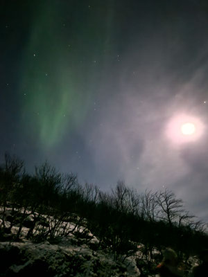 Aurora, Wolke und Vollmond 