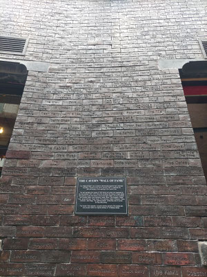 Cavern Club Wall of Fame - hier stehen die etwa 1.800 Bands und Musiker, die seit 1957 im berühmten Cavern Club gespielt haben