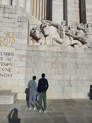 Des élèves de 3è4 devant le Monument aux morts de Nice