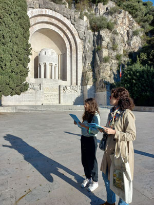 Mathilde aux côtés de Mme Leconte