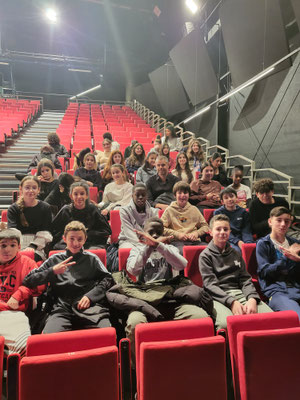 Les élèves de 5è2 et 5è4 au TNN (salle de la Cuisine)