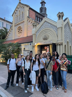 Quelques élèves de la chorale du collège Risso devant la salle Saint-Exupéry à Menton