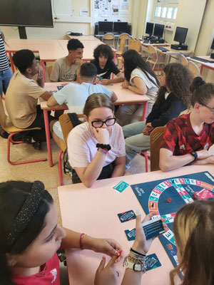Les équipes s'affrontent au jeu Fight for equality au CDI