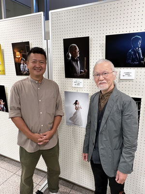 2023年10月22日　個展会場の福田屋宇都宮店で、写真家 伊東一平さんと