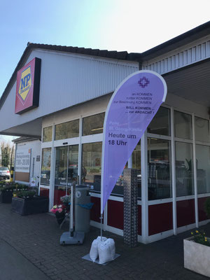 Beachflag vor einem Discounter in Polle, Niedersachsen