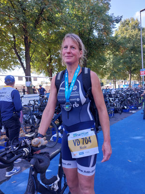 Mit Medaille vor dem Check out