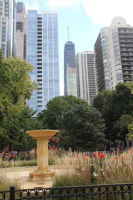 Washington Square mit Hancock Tower, Chicago, USA