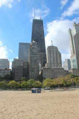 Oak Street Beach vor Drake Hotel und Hancock Tower, Chicago, USA