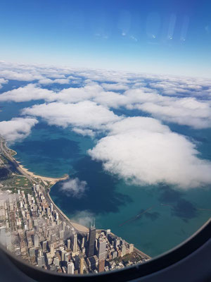 Blick aus dem Flugzeug auf John Hancock Tower und Lakefront, Chicago, USA