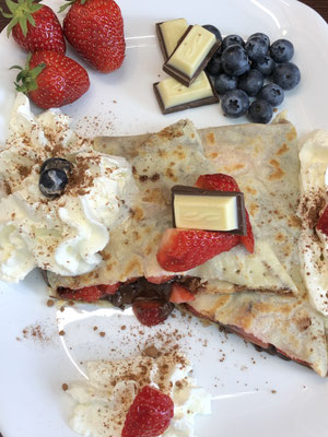 Crêpe mit frischen Erdbeeren und Nutella inklusive Deko