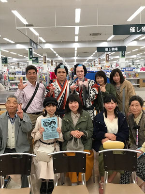 久しぶりに帰郷した親戚のみんなと記念撮影