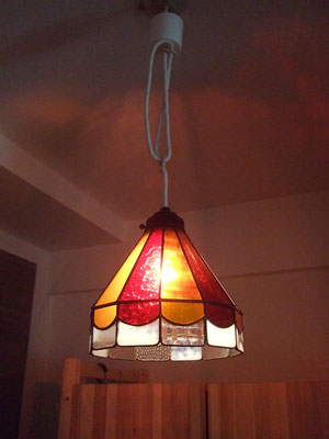 吊り下げランプ　シンプルにデザインしたランプ　赤とクリア硝子がメイン。意外と種類は沢山使っています