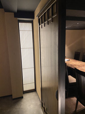 引き戸の上下に通気口が設けられたデザイン建具です。(池田木工製作)