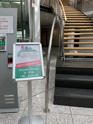 Informationsständer mit den Büro-Öffnungszeiten des Senioren- und Behindertenbeirats der Stadt Achim in Foyer des Rathauses