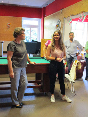 DIG-Vorsitzende Rita Schneider-Cartocci (l.) und Simone Gerner (r.) begrüßen die Anwesenden beim Pesto-Abend.